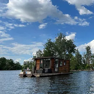 Gemütliches Hausboot Mit Kamin In Botel Berlin